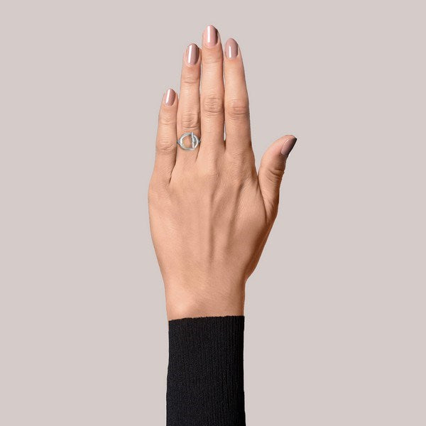 Jane Kønig Souvenir ring i sølv – nærbillede af snoet tråd og organisk form