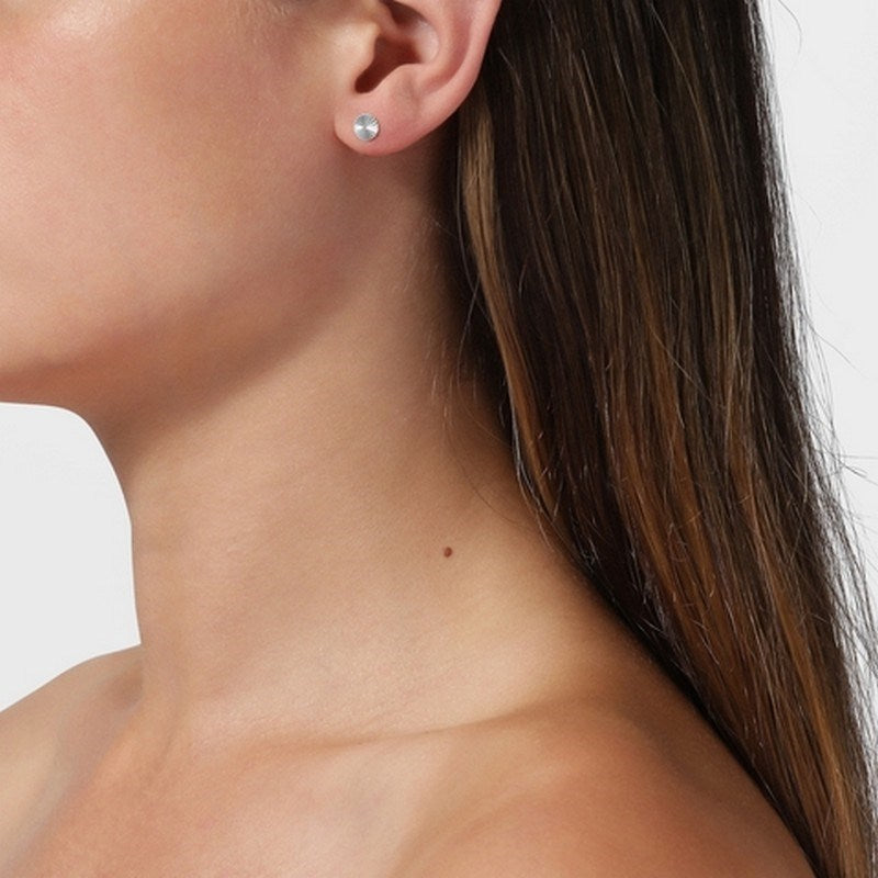 Jane Kønig Reflection Round ørestik i sølv – minimalistisk stud, liggende på flade