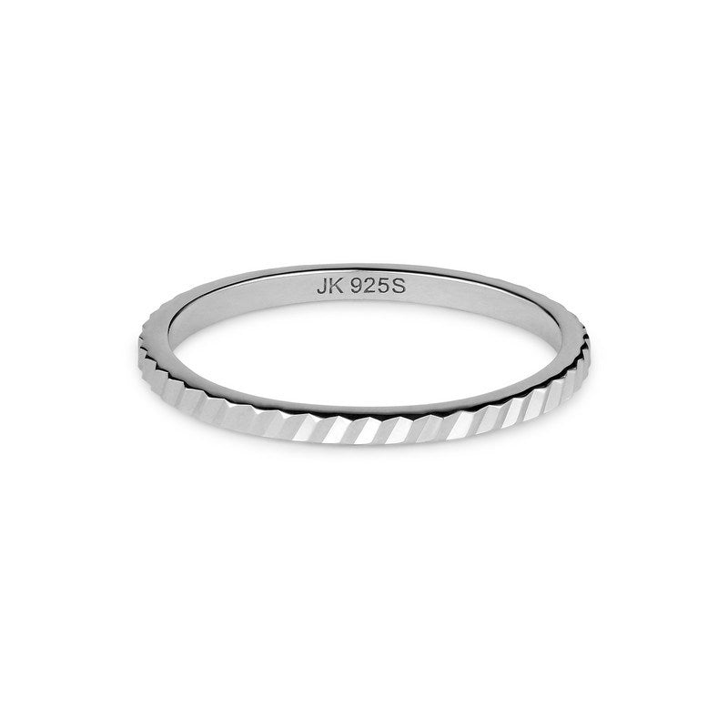 Jane Kønig Small Reflection Ring i blank sølv med graverede riller og struktureret overflade