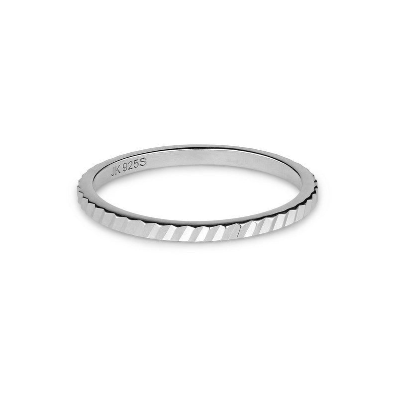 Jane Kønig Small Reflection Ring i blank sølv med graverede riller, set fra siden