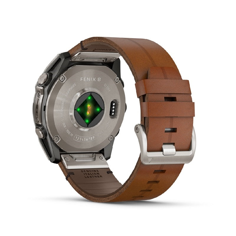 GARMIN Fenix 8 AMOLED smartwatch med chestnut læderrem og safirskærm – set fra siden