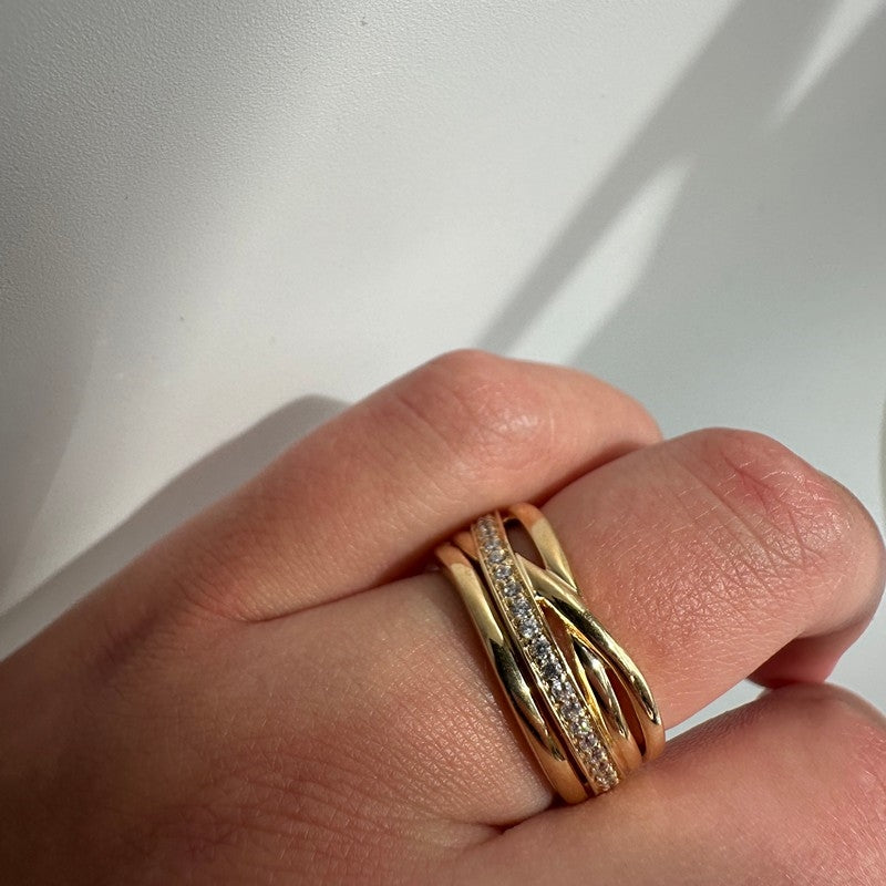 Mads Z ring i 8 kt. guld med zirkonia-bånd, set fra siden