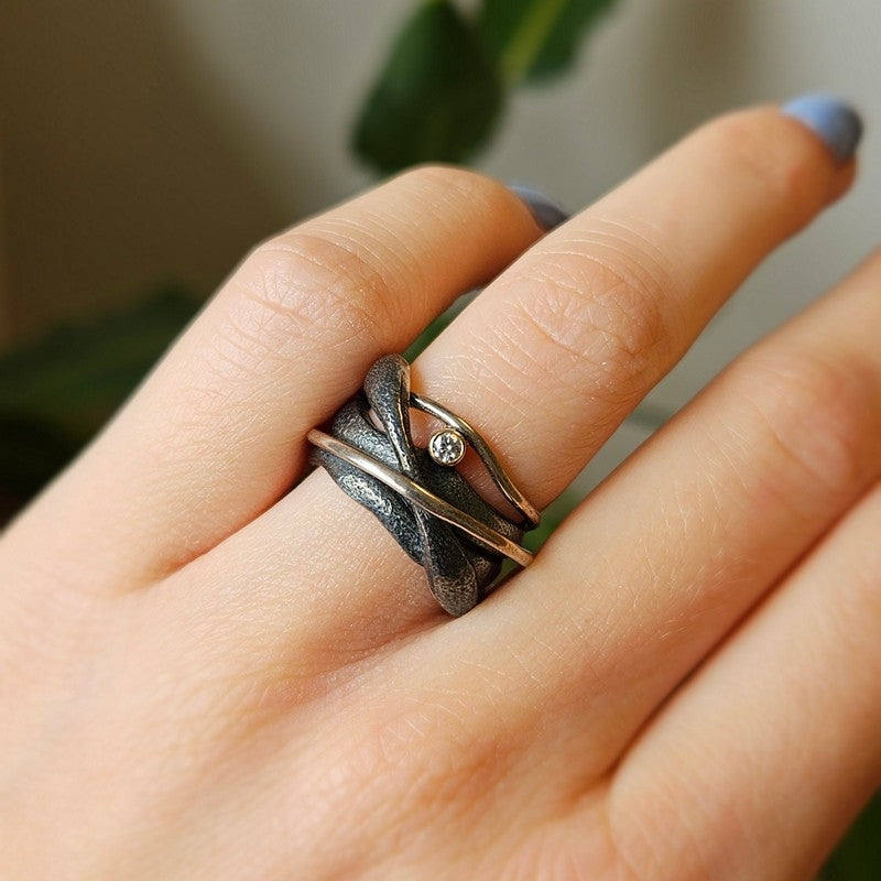 Rabinovich Witch Hazel ring i oxyderet sølv med 14 karat guld og diamant – nærbillede af fatning