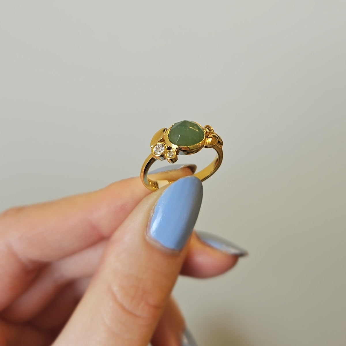 Rabinovich Bliss ring i forgyldt sølv med grøn serpentin – nærbillede af sten