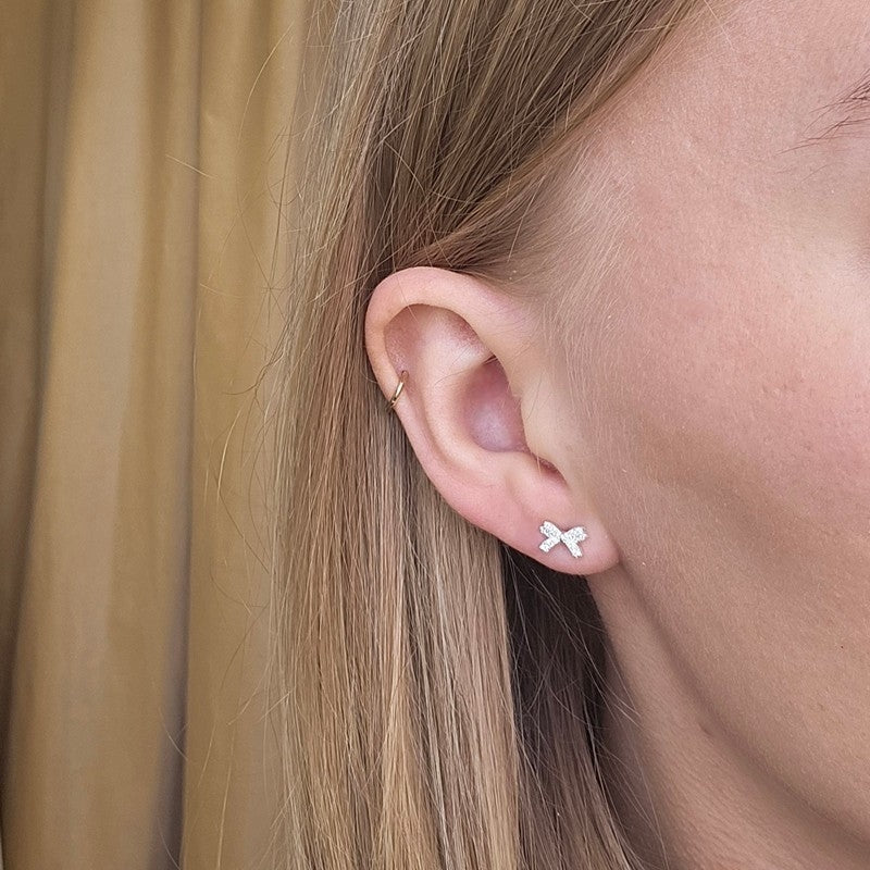 Aqua Dulce Darling Bow ørestikker i sterlingsølv med zirkonia – set fra siden