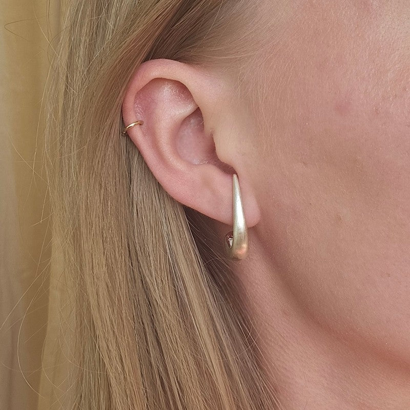 Jane Kønig Big Orbis Drop Stud øreringe i børstet sølv – nærbillede af fatning