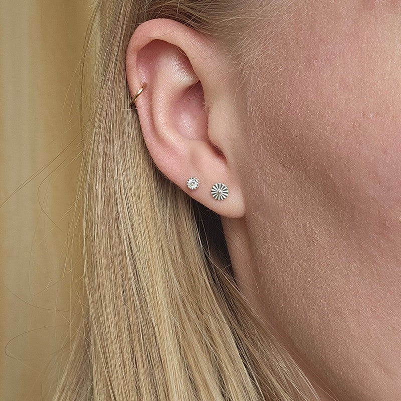 Aqua Dulce Lumi Small ørestikker i 925 sterlingsølv med klar zirkonia – set fra siden