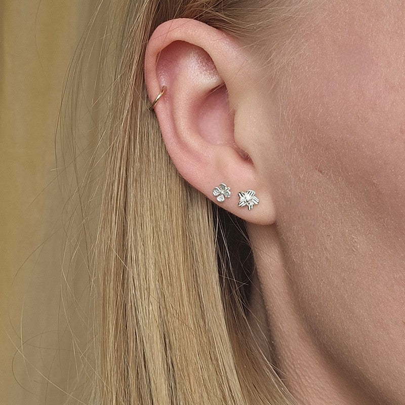 Aqua Dulce Jasmin Small Earstud i sterlingsølv med blomsterdesign – set fra siden