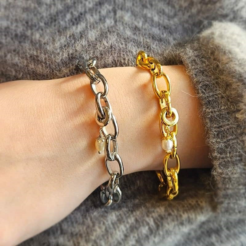 Nærbillede af Christina Embrace Link armbånd med charm i stål båret på model