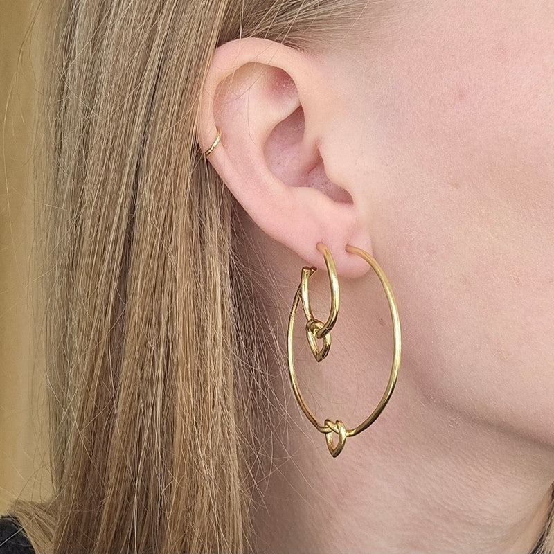 Jane Kønig Big Tied Heart Hoop øreringe i forgyldt sølv, set fra siden