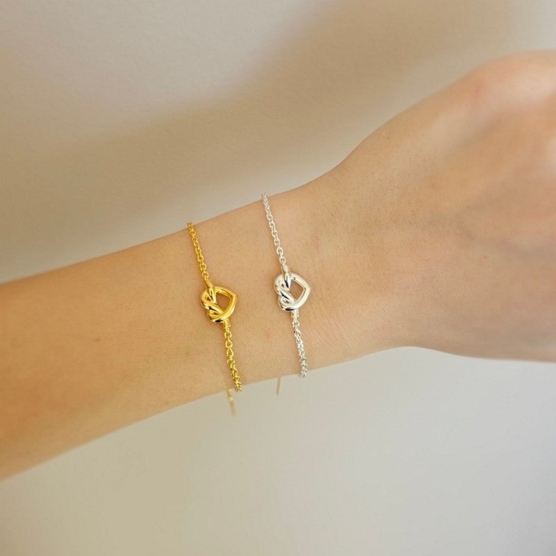 Jane Kønig Tied Heart armbånd i forgyldt sølv – nærbillede af detalje