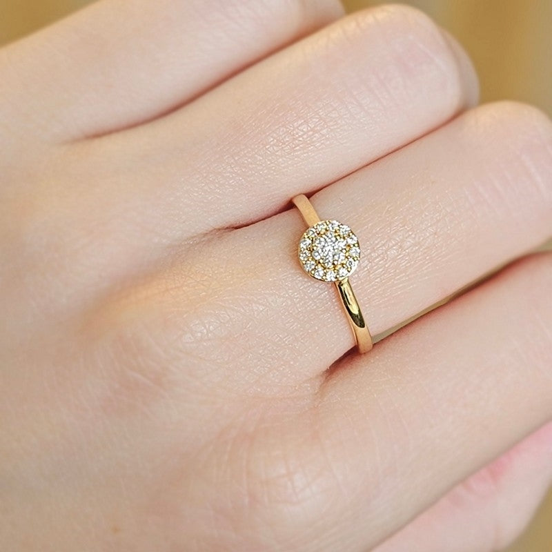 Mads Z Eleanor Petite ring i 14 kt guld med diamanter, liggende på flade