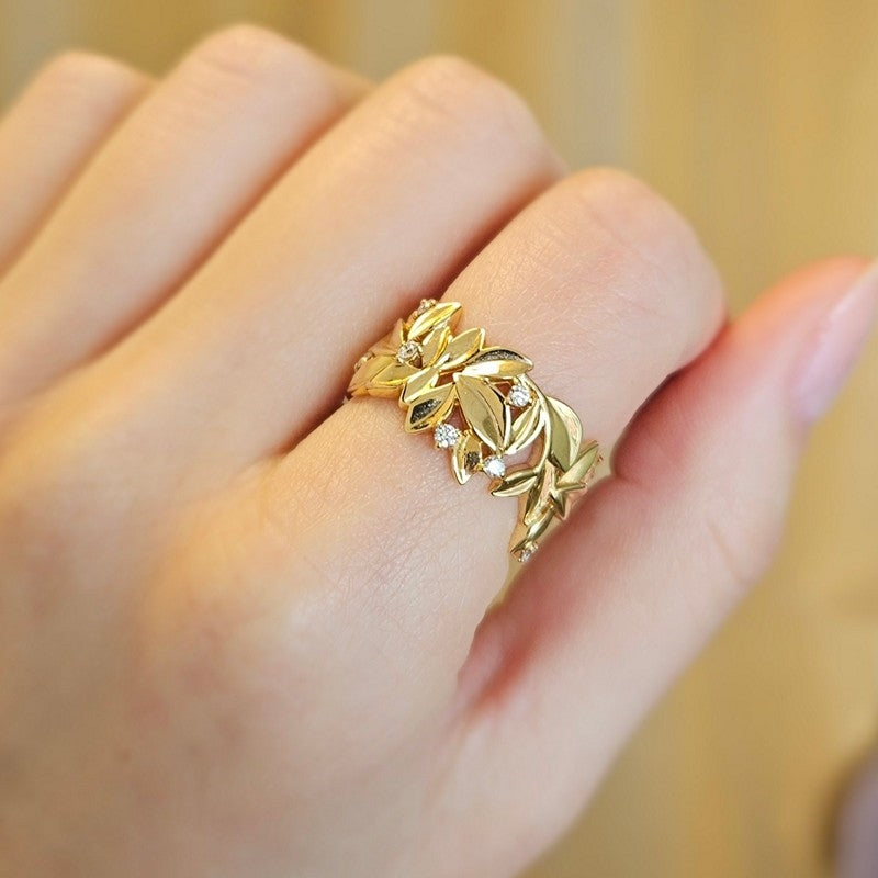 Mads Z Olive Love ring i 14 karat guld med blade og blomster – liggende på flade