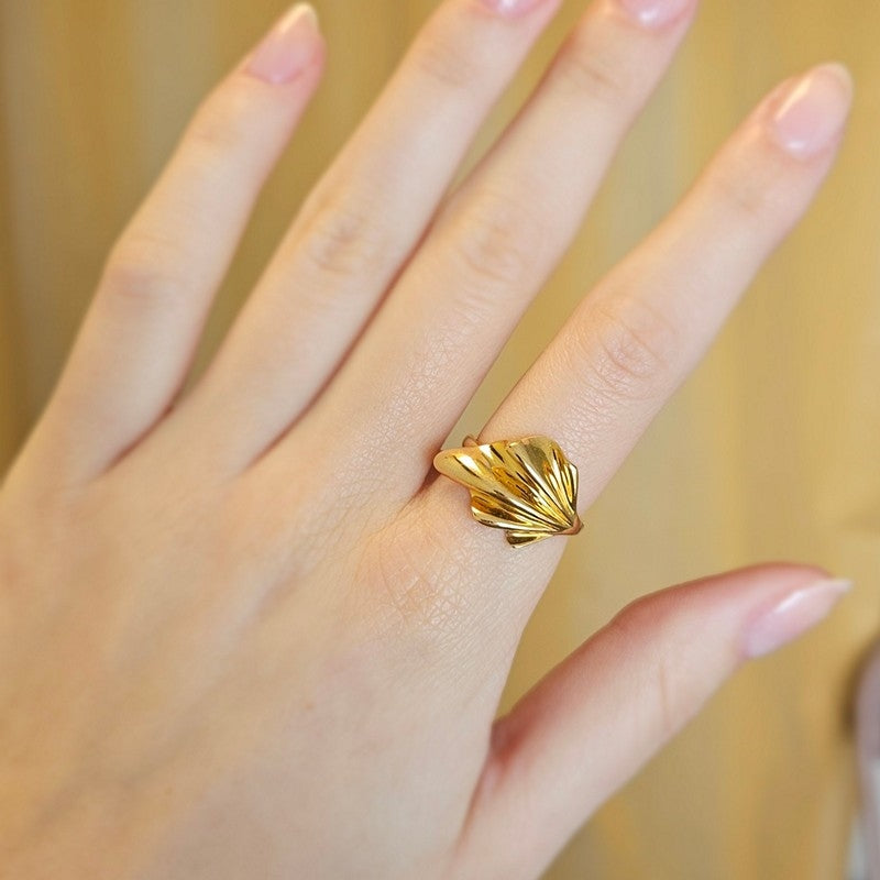 Mads Z Velvet ring i 14 karat guld – nærbillede af detalje