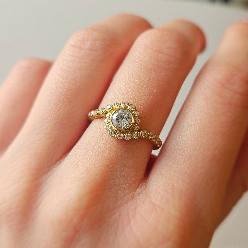 Mads Z Carmen ring i 8 karat guld med zirkonia – set fra siden