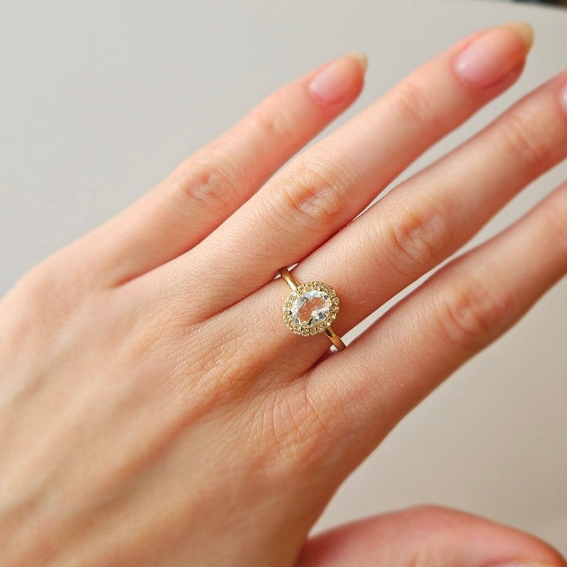 Mads Z Celestial by Medina ring i 8 karat guld med topas, set fra siden
