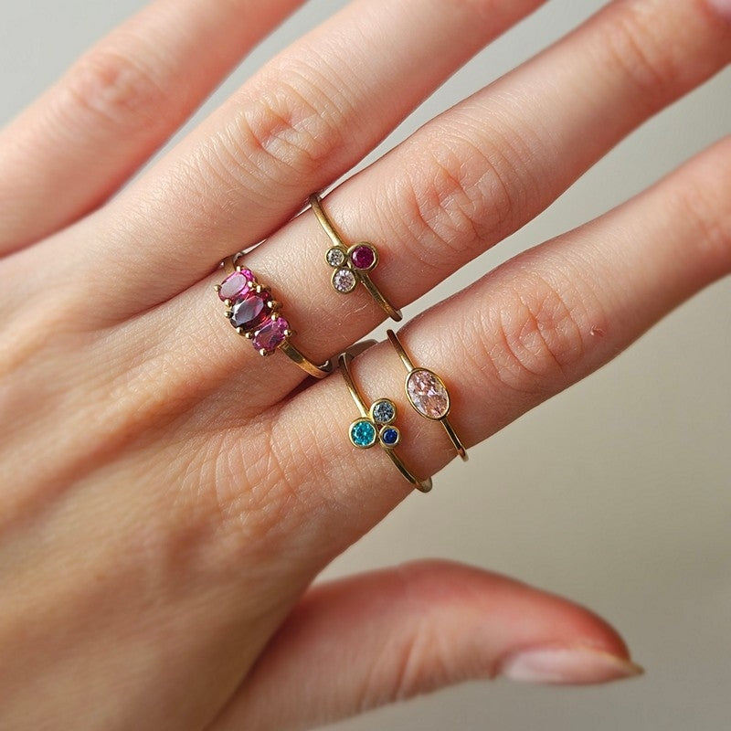 Mads Z Emily ring i 8 karat guld med pink zirkonia, nærbillede af sten