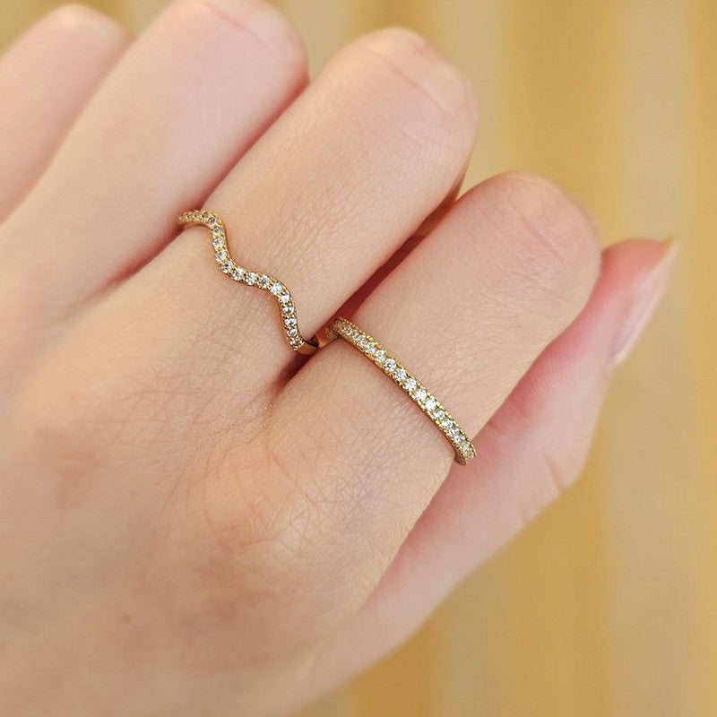 Mads Z Sparkle ring i 8 kt guld med hvide zirkonia, liggende på flade