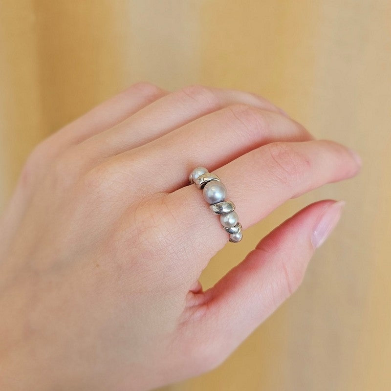 Mads Z Swirl ring i sterlingsølv med fem grå perler, set fra siden