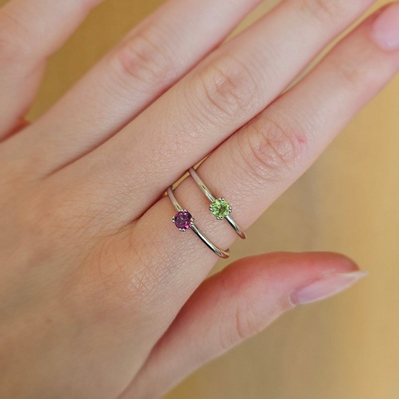Mads Z Poetry Solitaire ring i sterlingsølv med grøn peridot – nærbillede af fatning