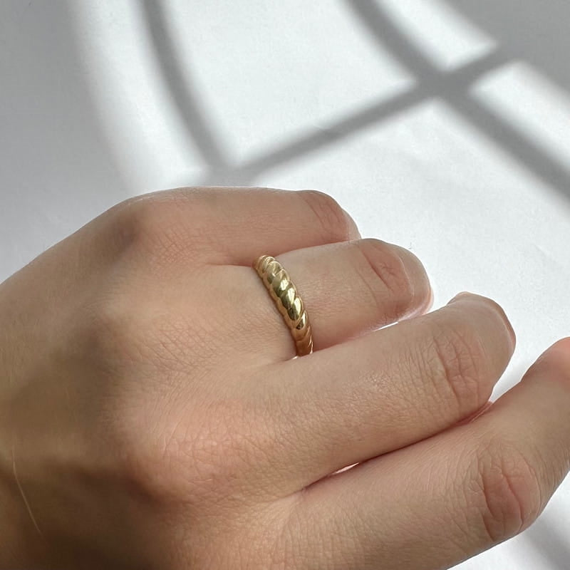 Siersbøl snoet ring i 8 karat guld – set fra siden