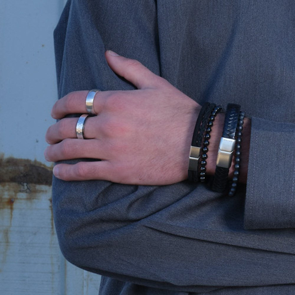 Son of Noa - armbånd mat sort onyx 19-23 cm båret af model