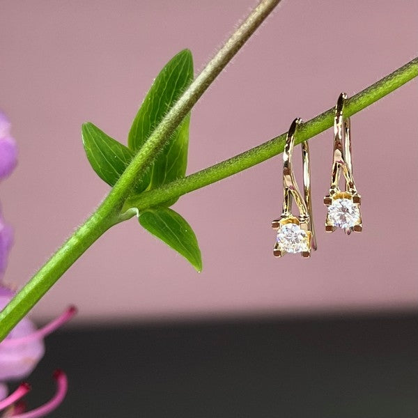 Kleopatra øreringe i 14 karat guld med brillantslebne diamanter – nærbillede af sten