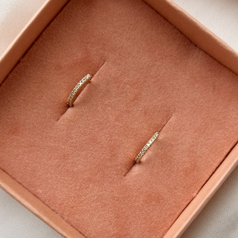 Scrouples Dazzling creoler i 14 karat guld med diamanter – nærbillede af fatning