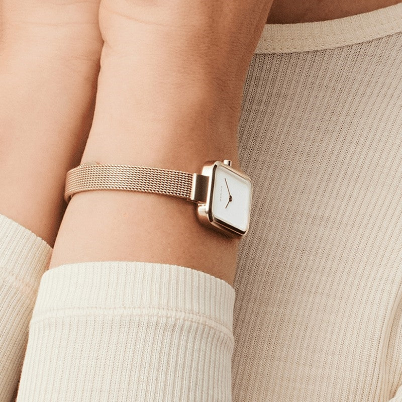 BERING dameur i gulddublé med firkantet urkasse og mesh armbånd – nærbillede af detalje