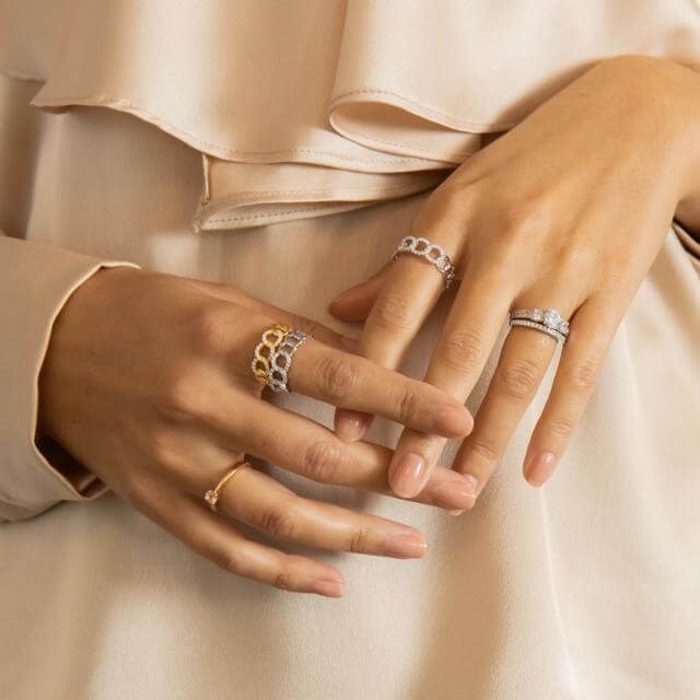JoanliNor JASMINNOR ring i sterlingsølv med klare zirkoner – nærbillede af fatning