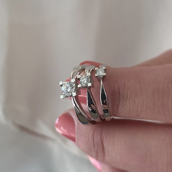 Scrouples Kleopatra ring i 14 karat hvidguld med diamant – set fra siden
