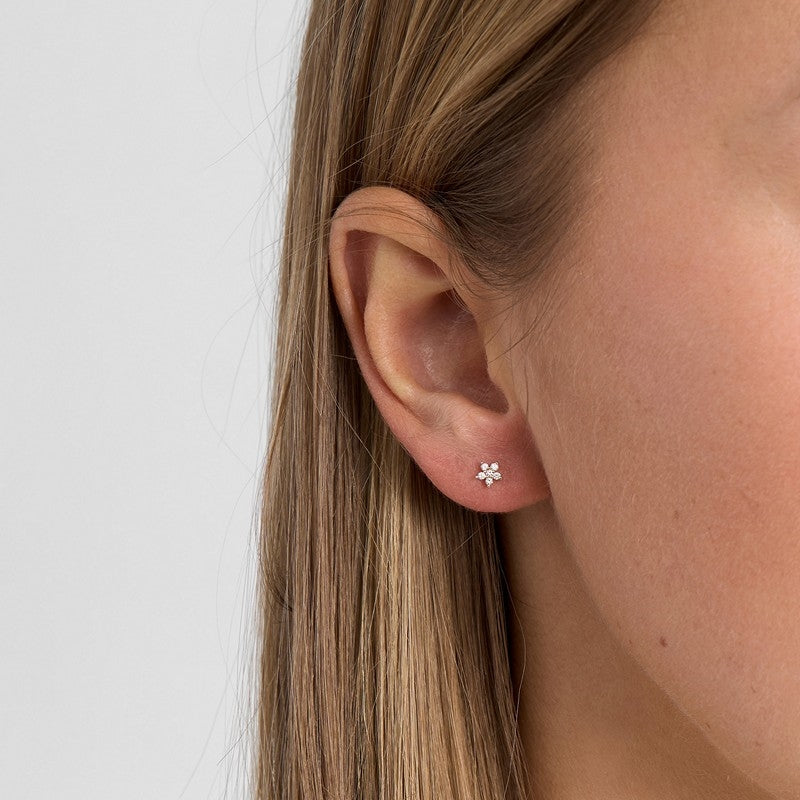 Mads Z Céleste ørestikker i 14 kt guld med 0,10 ct brillanter båret på model