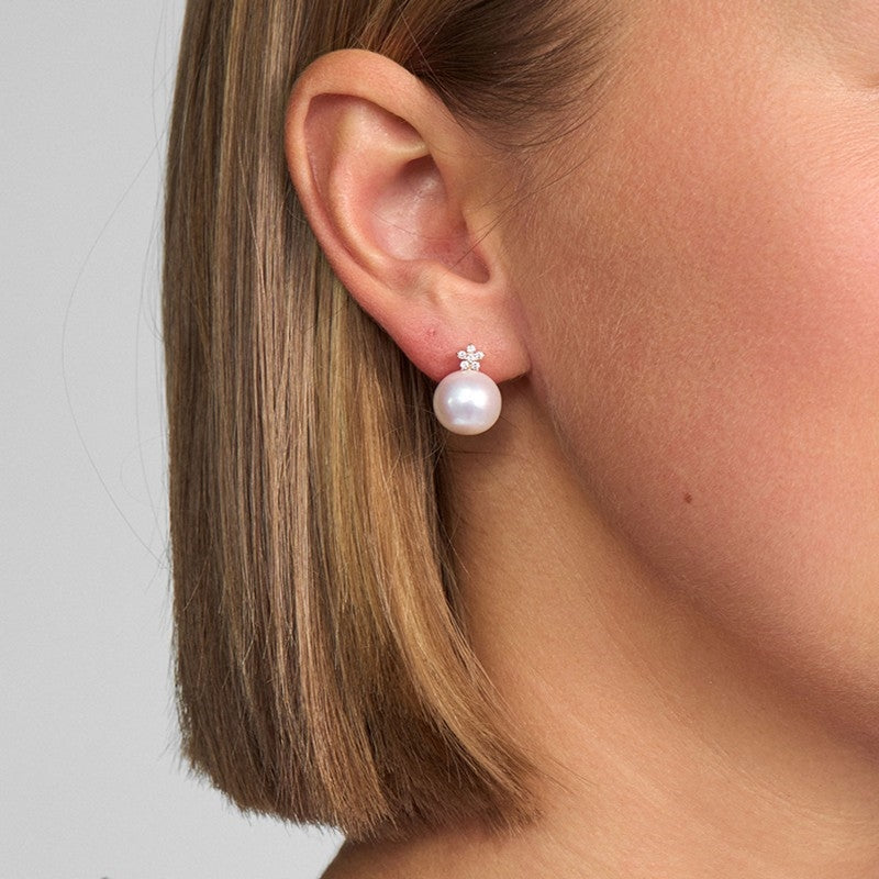 Mads Z Céleste perleøreringe i 14 kt guld med diamanter og perle, set fra siden