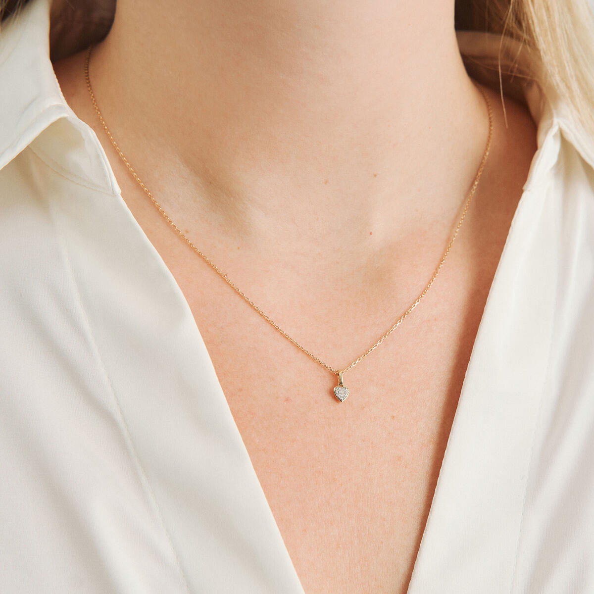 Mads Z Sparkling Heart vedhæng i 14 kt. guld med diamanter, båret af en model