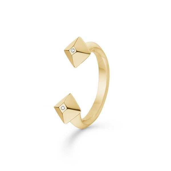 Mads Z Pyramid ring i 14 karat guld med geometrisk pyramideform og klassisk, tidløst design