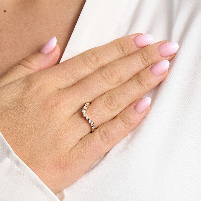 Mads Z Freya ring i 14 kt guld med 0,54 ct W/SI diamanter båret på model