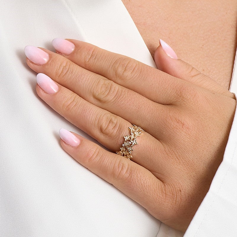 Mads Z Vesper ring i 14 kt guld med 0,12 ct W/SI diamanter i stjernemotiv båret på model