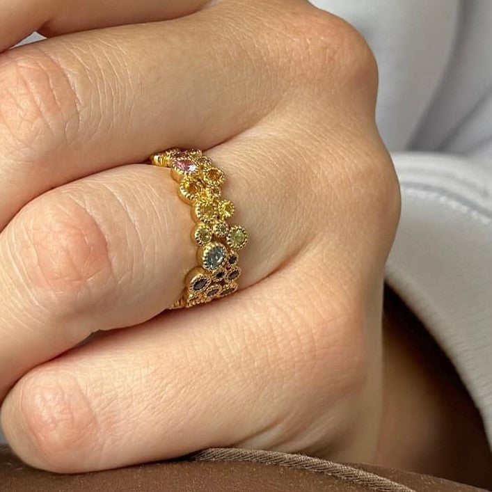 Mads Z Luxury Rainbow ring i 14 karat guld med farverige ædelstene – nærbillede af sten