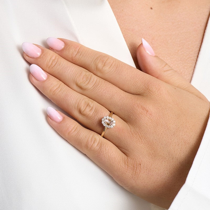 Mads Z Pastello Elegante ring i 14 kt guld med morganit og 0,25 ct W/SI diamanter båret på model
