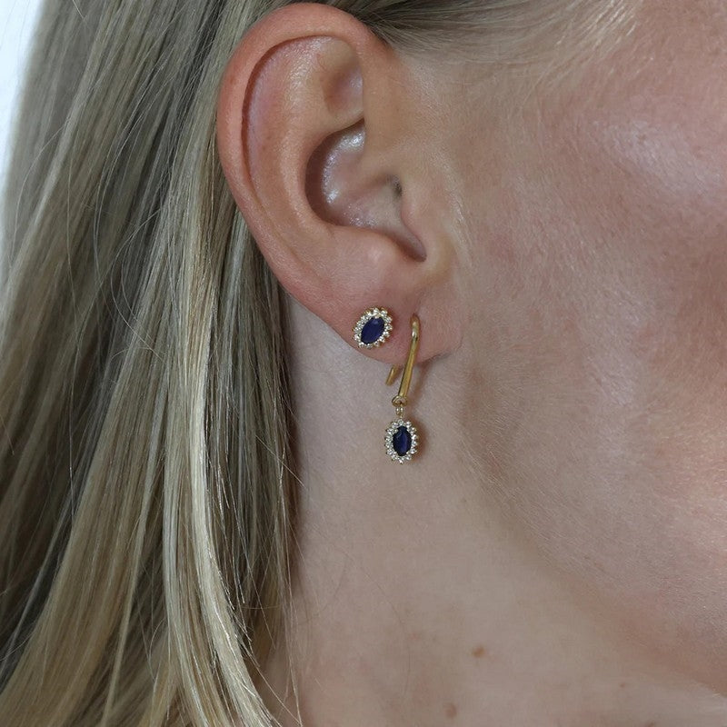 Aagaard ørebøjler i 8 karat guld med safir og diamanter, set fra siden