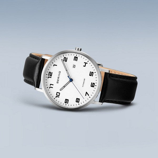 BERING herreur i titanium med hvid urskive på 40 mm, set fra siden