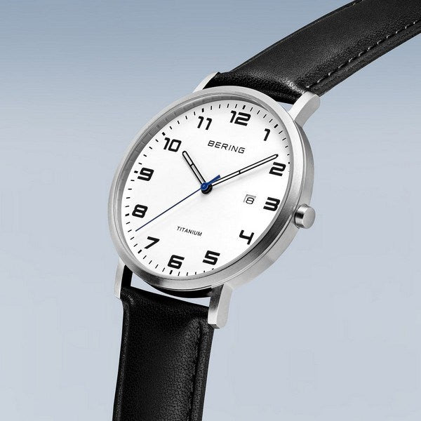 BERING herreur i titanium med hvid urskive på 40 mm – nærbillede af detalje