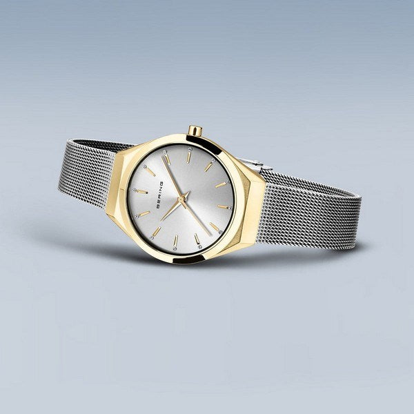 BERING Ultra Slim dameur i sølv med Milanaise mesh rem, set fra siden
