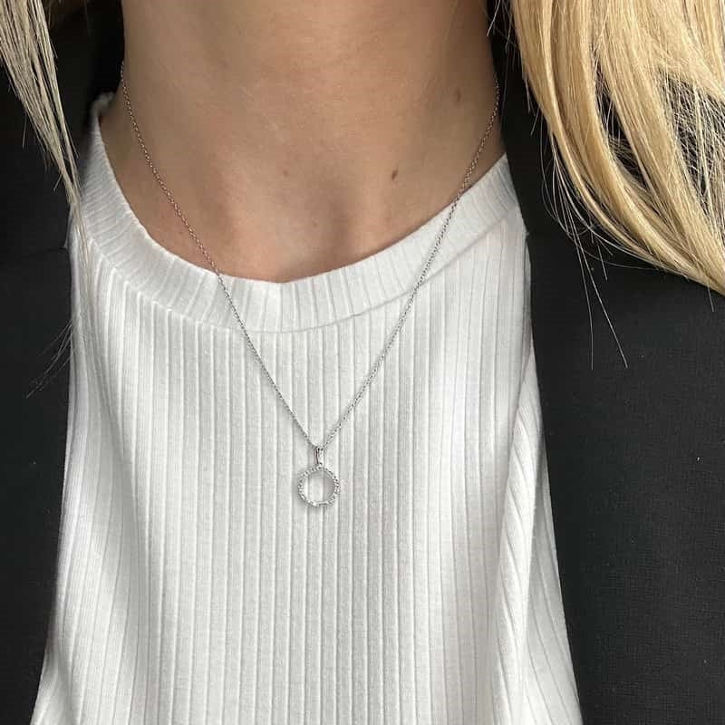 Siersbøl cirkel vedhæng i 14 kt. hvidguld med diamant, set fra siden