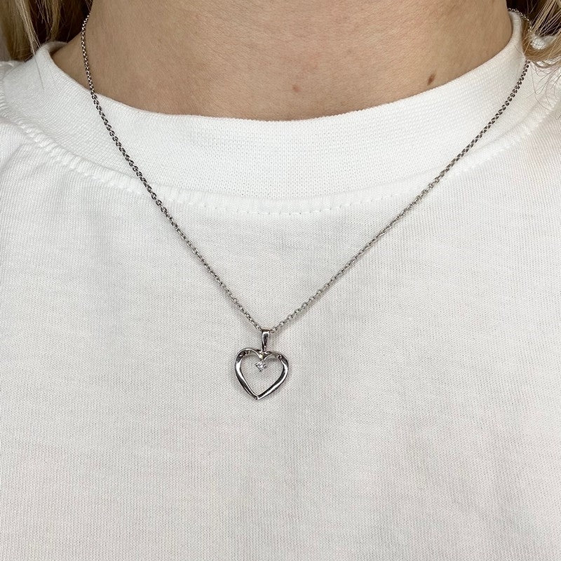 Siersbøl hjertevedhæng i 14 karat hvidguld med diamant – set fra siden
