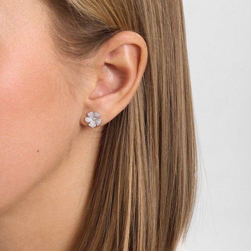 Mads Z Fleur øreringe i sterlingsølv 10 mm med klare zirkonia båret på model