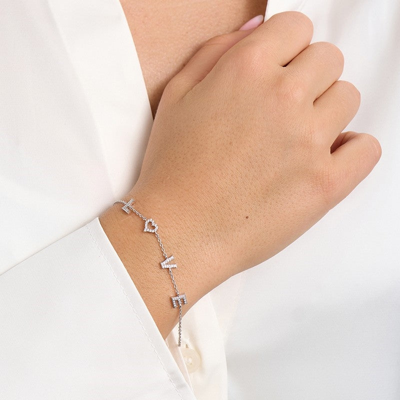 Mads Z Tender Love armbånd i sterlingsølv med LOVE og zirkonia båret på model