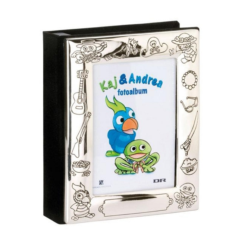 Nordahl Andersen Noa Kids fotoalbum i forsølvet messing med Kaj og Andrea motiv