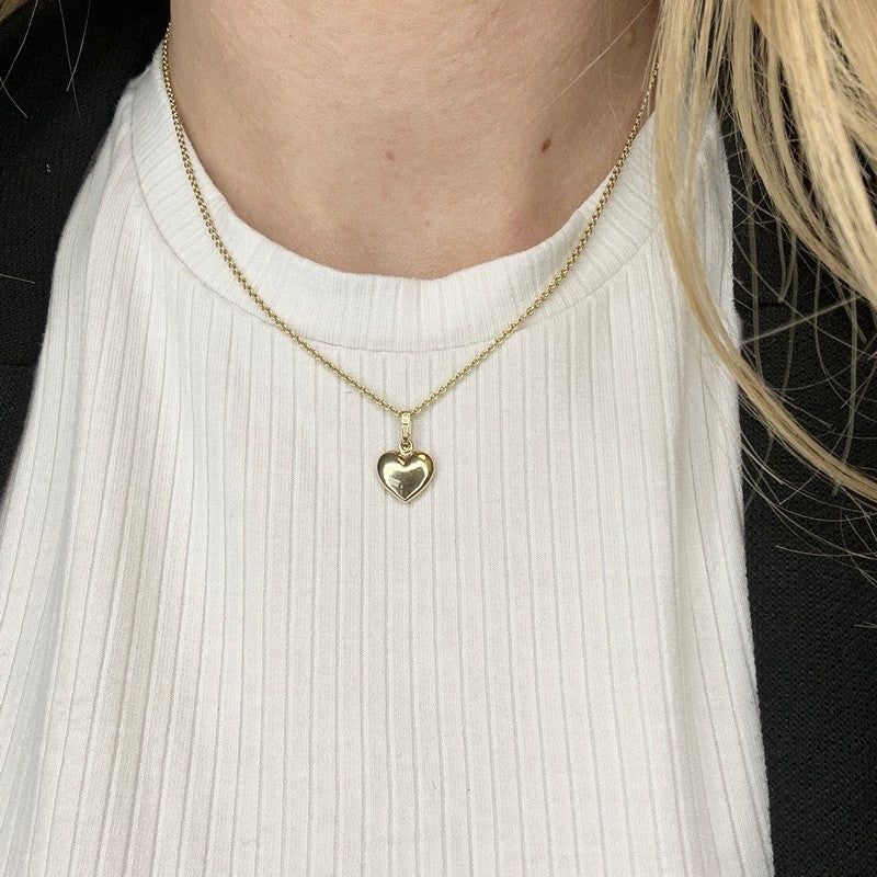 Siersbøl hjertevedhæng i 14 kt. guld med blank overflade, set fra siden