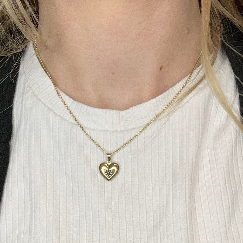 Siersbøl hjertevedhæng i 8 karat guld med blå safir – nærbillede af sten